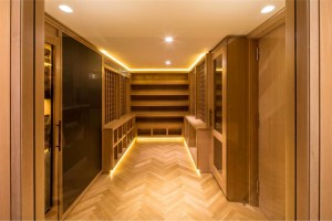 Extravagant-Style-Walk-in-Closet-Supported-by-Accent-and-Decorative-Lamps-with-Gold-Lighting-to-Work-with-Sleek-Modern-Wardrobe-and-Shelving-936x625